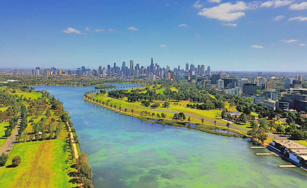 Melbourne city and Albert Park Lake